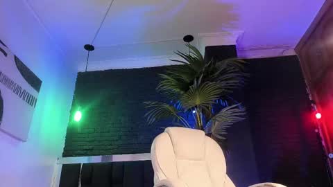 Snapshot of godly_huan chatting on 02-21-25, 09:34 HUAN online show from 02-21-25, 09:34