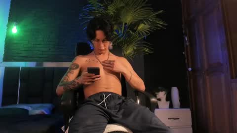 Snapshot of godly_huan chatting on 02-26-25, 06:15 HUAN online show from 02-26-25, 06:15