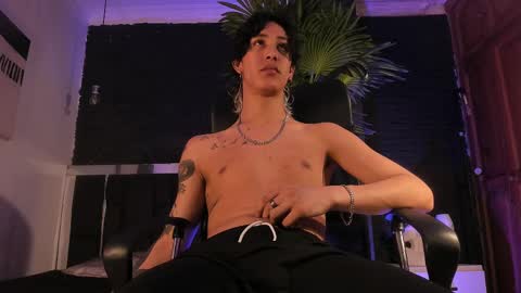 Snapshot of godly_huan chatting on 02-28-25, 04:10 HUAN online show from 02-28-25, 04:10