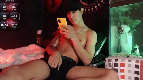 Snapshot of godly_huan chatting on 10-06-25, 11:18 HUAN online show from 10-06-25, 11:18