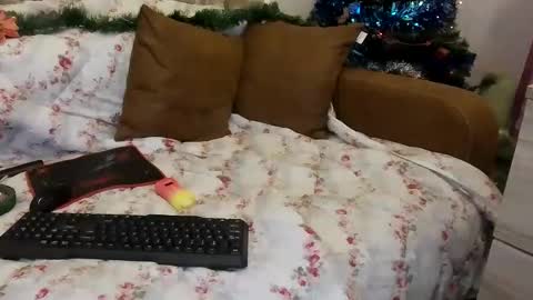 Snapshot of gold_womanx9 chatting on 12-14-25, 10:25 Ani online show from 12-14-25, 10:25