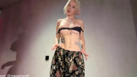 Snapshot of golden_alinee chatting on 04-23-26, 12:29 Aline meow online show from 04-23-26, 12:29