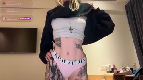 Snapshot of golden_alinee chatting on 06-27-26, 01:06 Aline meow online show from 06-27-26, 01:06