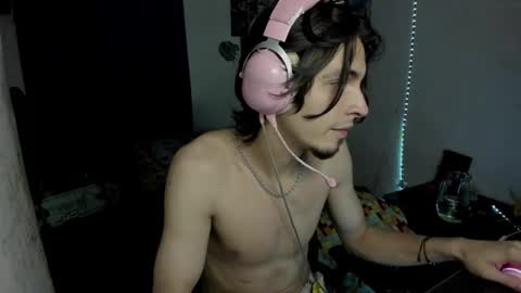 Snapshot of golden_ryan chatting on 05-20-26, 06:25 Jmmmm online show from 05-20-26, 06:25
