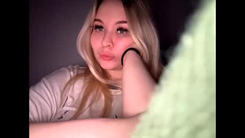 Snapshot of green_eyes_twinkl chatting on 04-22-26, 05:58 Lina 3 online show from 04-22-26, 05:58