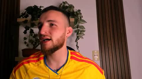 Snapshot of greeneyes_col chatting on 11-20-25, 12:33 Juan online show from 11-20-25, 12:33