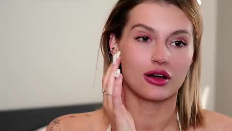 Kelly online show from 10-26-25, 01:06