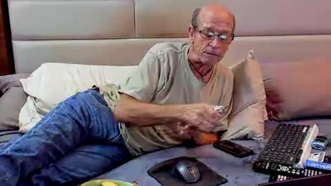 Snapshot of greyishere chatting on 02-19-25, 12:35 Grey. If viewing your cam I am more likely to stay if you show your face. online show from 02-19-25, 12:35