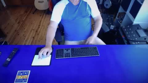 Snapshot of guesswhatigot2 chatting on 03-08-25, 11:07 guesswhatigot2 online show from 03-08-25, 11:07