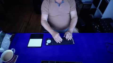 Snapshot of guesswhatigot2 chatting on 10-06-25, 08:12 guesswhatigot2 online show from 10-06-25, 08:12