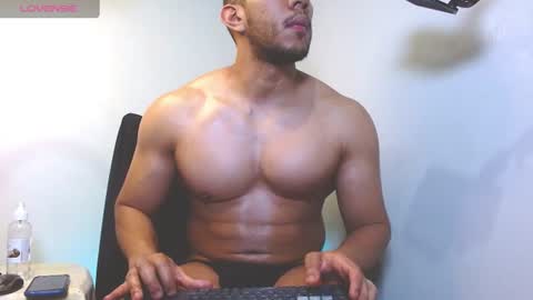 Snapshot of gurushake chatting on 07-15-26, 06:24 holl latino online show from 07-15-26, 06:24