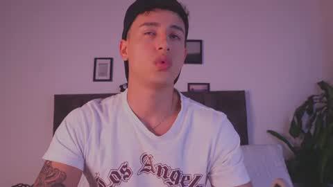 Snapshot of guy_twinks chatting on 06-21-26, 06:27 Gabriel online show from 06-21-26, 06:27
