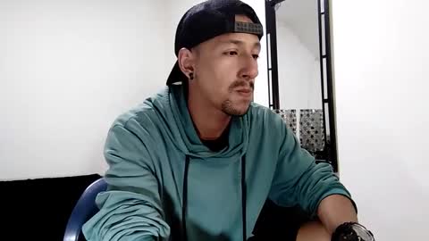 Snapshot of guykarim chatting on 01-11-25, 03:34 karim online show from 01-11-25, 03:34