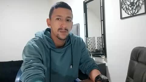 Snapshot of guykarim chatting on 03-09-25, 01:48 karim online show from 03-09-25, 01:48