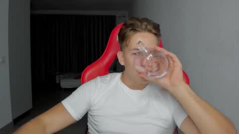 Snapshot of gym_alpha chatting on 10-22-25, 08:41 Oliver online show from 10-22-25, 08:41