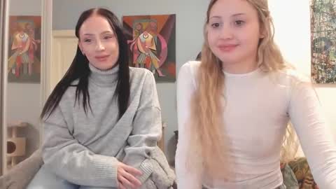 Snapshot of h1ppies chatting on 12-19-25, 12:39 Ashleyblonde Ellies brunnette online show from 12-19-25, 12:39