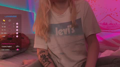 Snapshot of h2h0e chatting on 01-22-25, 05:06 Lana online show from 01-22-25, 05:06