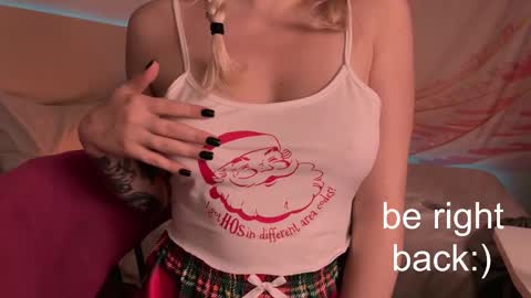 Snapshot of h2h0e chatting on 02-15-25, 07:17 Lana online show from 02-15-25, 07:17