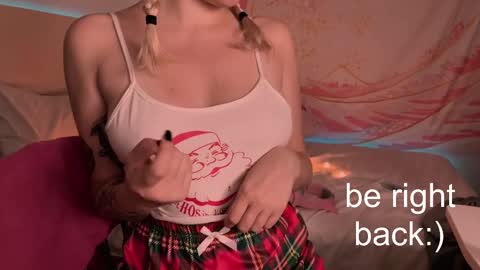 Snapshot of h2h0e chatting on 02-27-25, 07:04 Lana online show from 02-27-25, 07:04