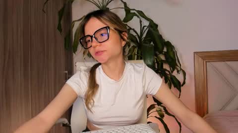 Hailey online show from 11-20-25, 11:26