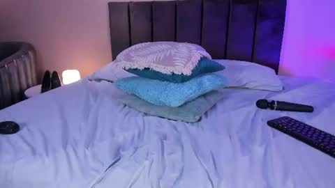 Snapshot of hailey_foxxx chatting on 06-17-26, 10:43 laura online show from 06-17-26, 10:43