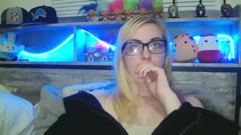 Snapshot of haileyakuma69 chatting on 02-24-25, 01:35 Hailey and d online show from 02-24-25, 01:35