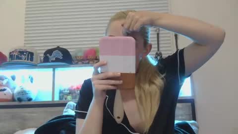 Snapshot of haileyakuma69 chatting on 11-23-25, 10:31 Hailey and d online show from 11-23-25, 10:31