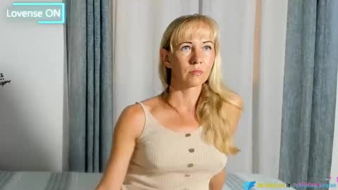 Snapshot of hairy_mommy chatting on 10-21-25, 01:12 Christine - online show from 10-21-25, 01:12