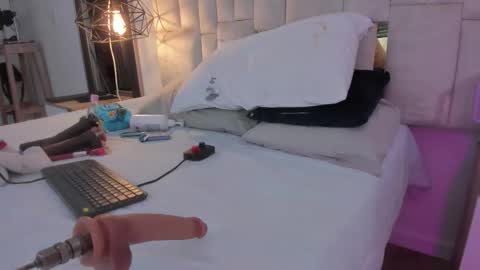 Snapshot of halie728 chatting on 10-18-25, 02:58 Halie online show from 10-18-25, 02:58