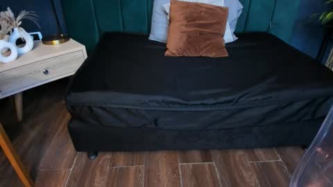 Halley Lorens online show from 12-14-25, 12:54