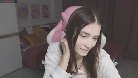 Snapshot of hana_flo chatting on 11-17-25, 01:06 Hana online show from 11-17-25, 01:06