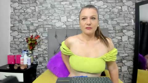 Snapshot of hanna_bell11 chatting on 11-26-25, 02:01 Hanna online show from 11-26-25, 02:01