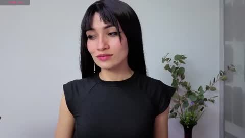 Snapshot of hanna_chloe chatting on 06-29-26, 02:06 Sara online show from 06-29-26, 02:06