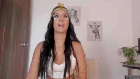 Snapshot of hanna_risso chatting on 10-31-25, 06:20 HANNA online show from 10-31-25, 06:20