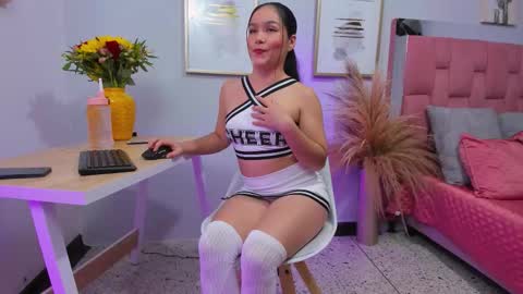 Snapshot of hannah_martinez_ chatting on 10-10-25, 08:19 Maira online show from 10-10-25, 08:19