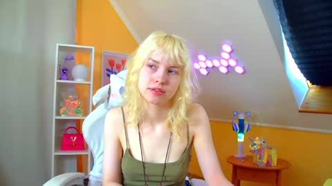 Snapshot of hannahhollis chatting on 04-24-26, 06:16 Hannah online show from 04-24-26, 06:16