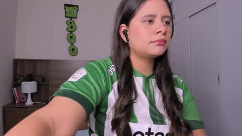 Snapshot of hanny_13 chatting on 10-22-25, 07:35 taylor live online show from 10-22-25, 07:35