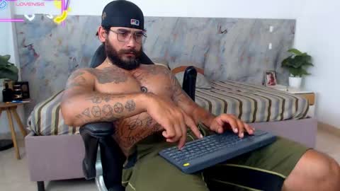 Snapshot of hanz_col chatting on 04-19-26, 11:18 hanz_col online show from 04-19-26, 11:18