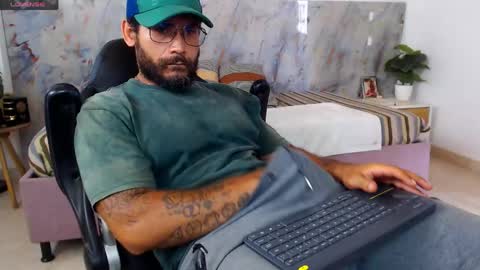 Snapshot of hanz_col chatting on 04-22-26, 02:18 hanz_col online show from 04-22-26, 02:18