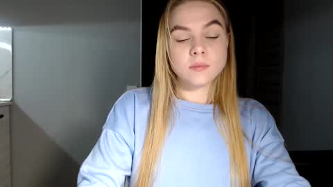 happy_fox_ online show from 12-06-24, 10:30