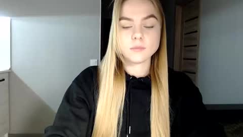 happy_fox_ online show from 01-20-25, 05:27