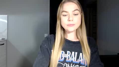 happy_fox_ online show from 11-17-25, 09:09