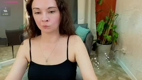 Snapshot of harmoni_love chatting on 05-31-26, 11:39 Alice online show from 05-31-26, 11:39