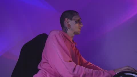 Snapshot of hatsumotokyoto chatting on 11-19-25, 01:16 More content 2 online show from 11-19-25, 01:16