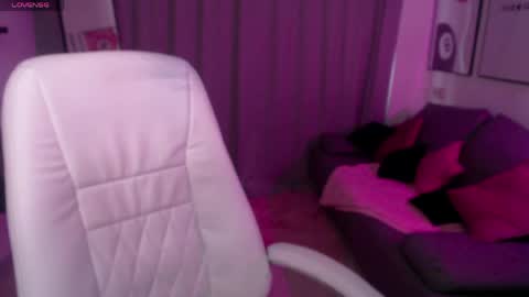 Mia online show from 04-12-26, 07:35