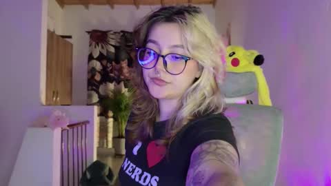 Snapshot of hazelbrownn23 chatting on 05-08-26, 02:17 Hazel Brown online show from 05-08-26, 02:17