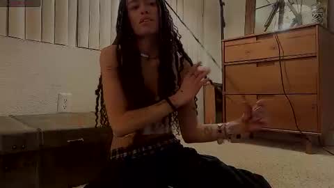 Snapshot of healyremyremy chatting on 07-19-26, 05:22 Hallie online show from 07-19-26, 05:22