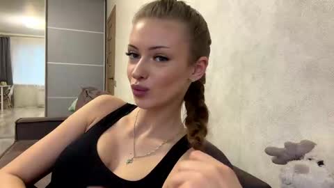 Snapshot of heart_petal chatting on 12-04-25, 09:18 Mona online show from 12-04-25, 09:18