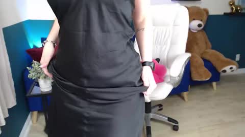 Snapshot of hebelongs2her chatting on 11-06-25, 08:43 hebelongs2her online show from 11-06-25, 08:43