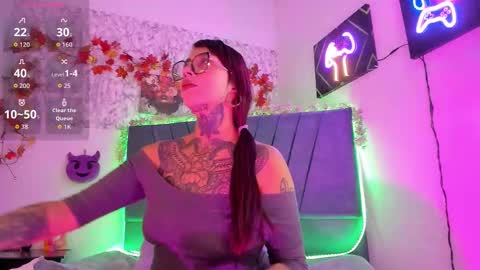 Snapshot of hecate_queen chatting on 10-27-25, 12:20 Hecate Queen online show from 10-27-25, 12:20